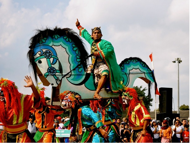 The Nyadran procession takes place each year at the Kraton in Yogyakarta / Woodward